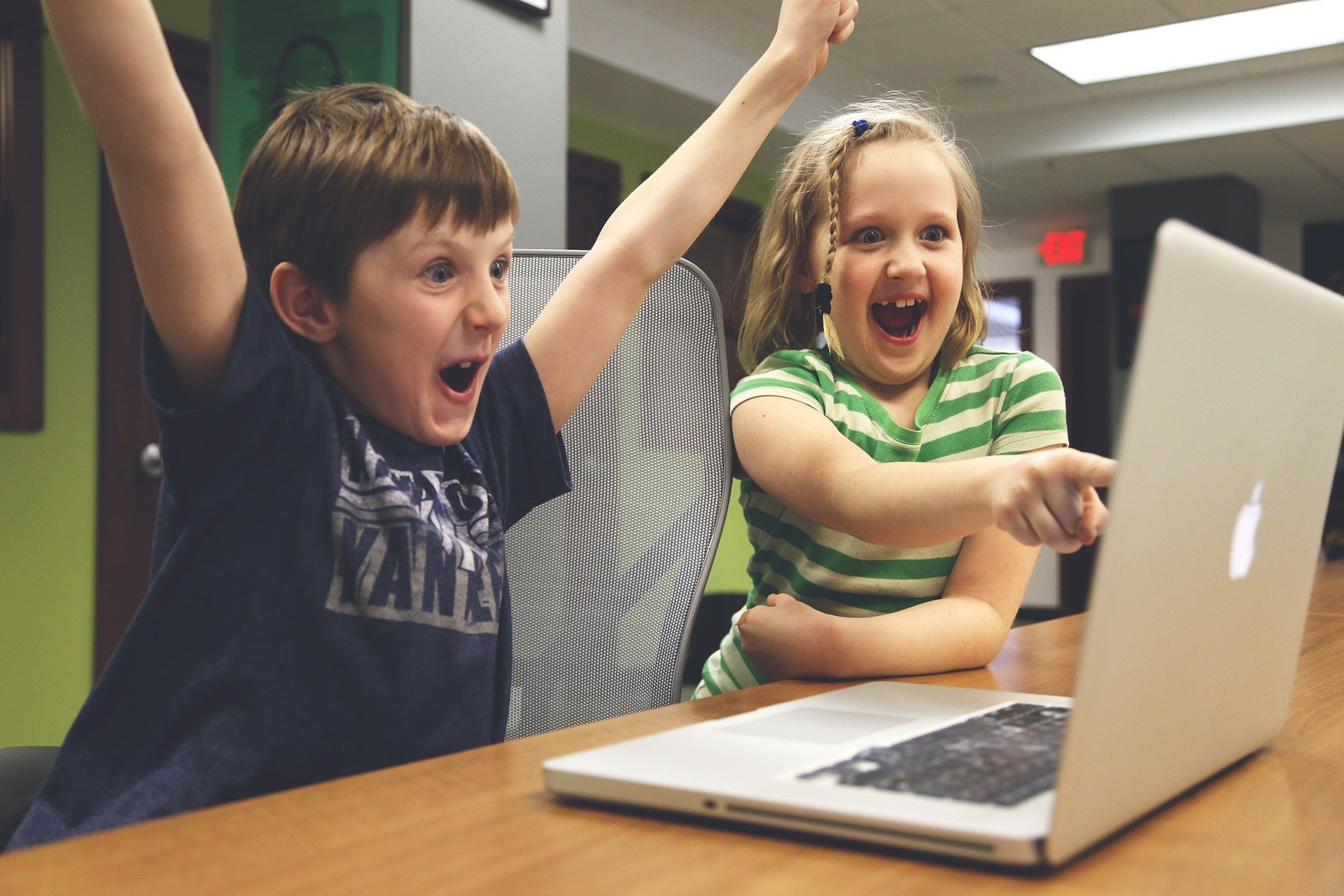 Cómo afectan las pantallas a los cerebros en desarrollo de nuestros hijos e  hijas? - Cuarto Creciente Montessori School